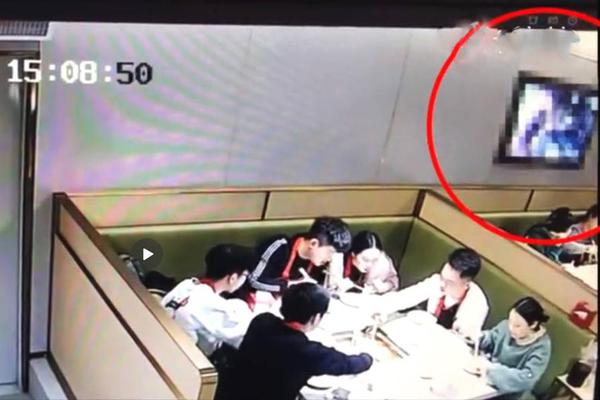 附近的妇女,附近的妇女老人和孩子都跑来看他们修改病句