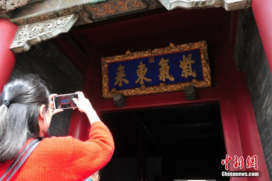 大学城搭讪:手抖心慌也能轻松破冰的野路子,怎样在大学城联系妞_